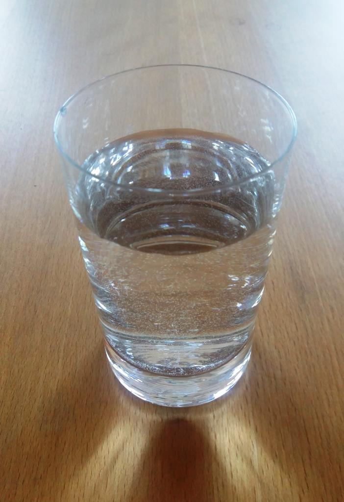 Ein Glas sauberes Trinkwasser