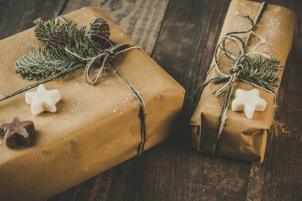 Weihnachtspäckchen mit Packpapier
